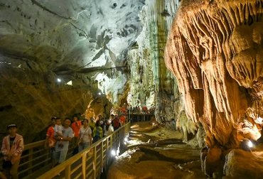 Khách tham quan Động Phong Nha-Kẻ Bàng.