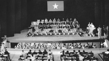 Ngày 27/3/1964, Hội nghị Chính trị đặc biệt do Chủ tịch Hồ Chí Minh triệu tập khai mạc tại Hội trường Ba Đình, Hà Nội. (Nguồn: hochiminh.vn)