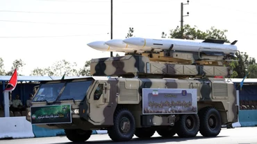Một thiết bị tên lửa đạn đạo tầm xa do Iran tự sản xuất được "trình làng" trong cuộc diễu binh ở thủ đô Tehran của Iran vào năm 2024. (Ảnh: Tân Hoa xã)