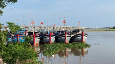 Tàu thuyền của ngư dân thành phố Tuy Hòa neo đậu tại khu vực kè Bạch Đằng, đường Độc Lập phường 6 để tránh bão.