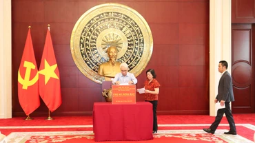 Đại sứ Phạm Sao Mai và Phu nhân quyên góp ủng hộ đồng bào bị thiệt hại do bão số 3.