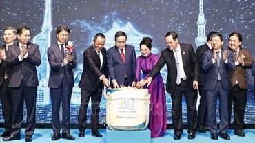 Chủ tịch Quốc hội Trần Thanh Mẫn và Phu nhân cùng đại biểu thực hiện nghi thức kỷ niệm 30 năm mở đường bay trực tiếp Việt Nam-Nhật Bản. (Ảnh: Doãn Tấn/TTXVN) 