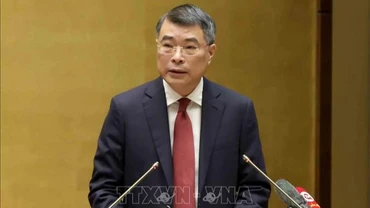 Đồng chí Lê Minh Hưng, Ủy viên Bộ Chính trị, Bí thư Trung ương Đảng, Trưởng Ban Tổ chức Trung ương trình bày các nội dung chính, trọng tâm việc triển khai tổng kết Nghị quyết số 18-NQ/TW ngày 25/10/2017 của BCHTW Đảng khoá XII "Một số vấn đề về tiếp tục đổi mới, sắp xếp tổ chức bộ máy của hệ thống chính trị tinh gọn, hoạt động hiệu lực, hiệu quả". (Ảnh: Phương Hoa/TTXVN)