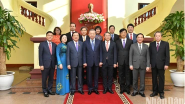Tổng Bí thư Tô Lâm cùng các đại biểu và Ban Cán sự Đảng Bộ Tư pháp, Hà Nội, ngày 7/11/2024.