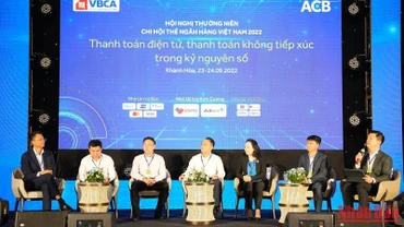 Đại biểu thảo luận các giải pháp khuyến khích người dân sử dụng thẻ, ngân hàng điện tử trong các giao dịch thanh toán. (Ảnh: PHONG NGUYÊN)