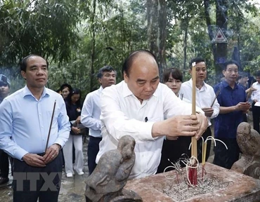 Chủ tịch nước dâng hương tại Khu di tích Quốc gia đặc biệt Tân Trào. (Ảnh: TTXVN)