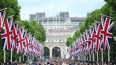 Quốc kỳ Anh được trang hoàng dọc đại lộ The Mall ở London (Anh) ngày 1/6/2022 để chào đón Đại lễ Bạch kim kỷ niệm 70 năm Nữ hoàng Elizabeth II lên ngôi. (Ảnh: AFP/TTXVN) 