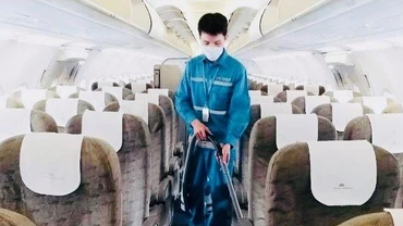 Anh Đông thực hiện nhiệm vụ trên một máy bay.