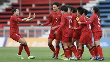 Các tuyển thủ Nữ Việt Nam ăn mừng bàn thắng mở tỷ số ở phút thứ tư của tiền đạo Hải Yến, trong trận đối đầu đội tuyển nữ Malaysia chiều 3/5 trên sân vận động Old Stadium (Campuchia). (Ảnh: Minh Quyết/TTXVN)