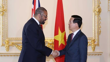 Chủ tịch nước Võ Văn Thưởng gặp Bộ trưởng Ngoại giao Anh James Cleverly. (Ảnh: Thống Nhất/TTXVN)