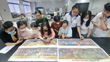 Các bạn trẻ, là sinh viên các trường đại học trên địa bàn thành phố Cần Thơ chăm chú xem tranh.