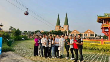 Du khách tham quan và trải nghiệm tại Khu du lịch Cáp treo Núi Sam ngày mùng 5 Tết Giáp Thìn.
