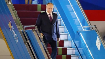 Tổng thống Liên bang Nga Vladimir Putin đến Sân bay quốc tế Nội Bài. (Ảnh: Phạm Kiên/TTXVN)
