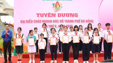 Trao Giấy chứng nhận cho đại biểu đạt Danh hiệu “Cháu ngoan Bác Hồ”.