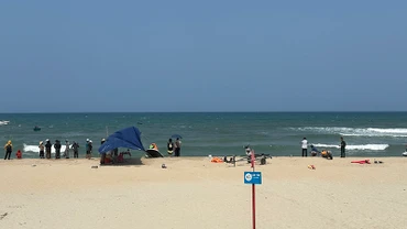 Người dân cùng lực lượng chức năng tìm kiếm tung tích của hai em.