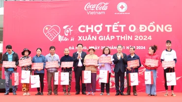 Đồng chí Nguyễn Trọng Nghĩa và Nguyễn Văn Quảng trao quà tặng các hộ nghèo tại chương trình "Chợ Tết 0 đồng".