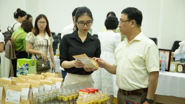 Trưng bày, giới thiệu, kết nối tiêu thụ sản phẩm tiêu biểu của hai địa phương.