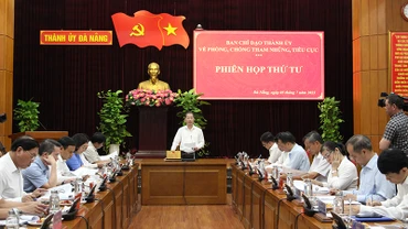 Đồng chí Nguyễn Văn Quảng phát biểu tại phiên họp.