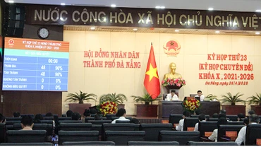 Đại biểu biểu quyết thông qua Nghị quyết.