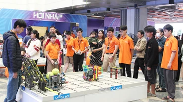 Học sinh trải nghiệm Robot VEX IQ.