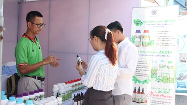 Đại biểu tìm hiểu các sản phẩm của đơn vị khởi nghiệp.