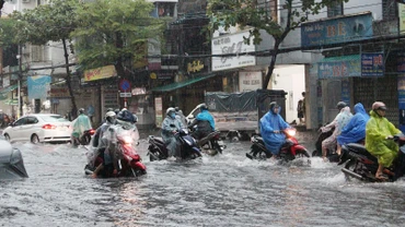 Đường Đống Đa ngập vào sáng sớm gây khó khăn cho xe cộ di chuyển.