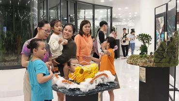 Nhiều người đến xem Triển lãm mỹ thuật và Sắp đặt “Đà Nẵng Tui”