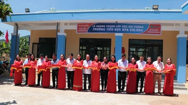 Hai lớp học được xây mới kiên cố.