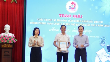 Trao giải Nhất cho tác giả Đặng Văn Nam.