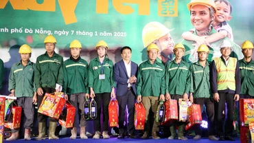 Trao quà tết cho công nhân tại công trường Đà Nẵng.