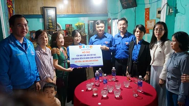 Trao hỗ trợ xóa nhà tạm cho hộ gia đình quận Hải Châu.