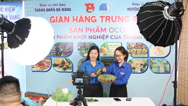 Các Streamer tay ngang áo xanh bán sản phẩm OCOP địa phương.