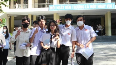 Thí sinh tự tin bước ra khỏi phòng thi.