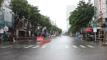 Đường Hàm Nghi (phường Vĩnh Trung, quận Thanh Khê) vẫn đang ngập.