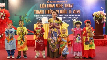 Các em nhỏ trình diễn áo dài.
