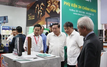 Đại biểu tham quan sản phẩm tại Triển lãm.