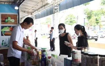 Người dân tham quan, mua sắm tại khu trưng bày giới thiệu sản phẩm miền trung-Tây Nguyên