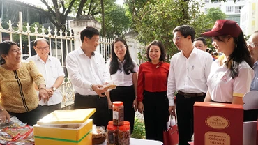 Đại biểu tham quan các sản phẩm do các đơn vị, doanh nghiệp Đà Nẵng sản xuất.