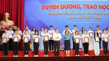Tuyên dương, trao học bổng cho các em học sinh