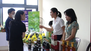 Giới thiệu các mô hình nông nghiệp thông minh tại hội thảo.