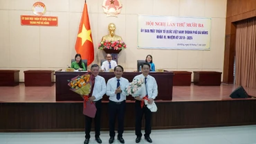 Phó Bí thư Thường trực Thành ủy Đà Nẵng Nguyễn Đình Vĩnh thay mặt Ban Thường vụ Thành ủy, chúc mừng tân Chủ tịch HĐND thành phố Ngô Xuân Thắng và tân Chủ tịch Ủy ban MTTQ Việt Nam thành phố Đà Nẵng Lê Văn Trung.