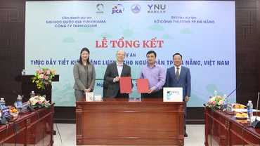 Ký kết bàn giao 1.000 sổ tay và các mô hình dùng để giảng dạy cho học sinh.