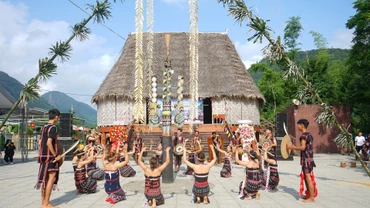 Đồng bào dân tộc thiểu số Cơ Tu sinh sống tập trung tại hai thôn Tà Lang, Giàn Bí, xã Hòa Bắc và thôn Phú Túc, xã Hòa Phú (huyện Hòa Vang).