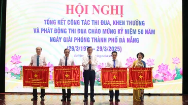 Trao tặng Cờ thi đua của Chính phủ năm 2022 cho 4 tập thể dẫn đầu phong trào thi đua yêu nước.