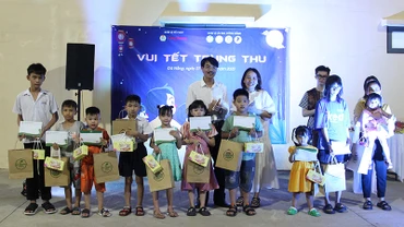 Trao quà cho các cháu thiếu nhi