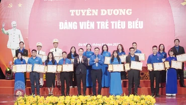 Tuyên dương các đảng viên trẻ tiêu biểu.