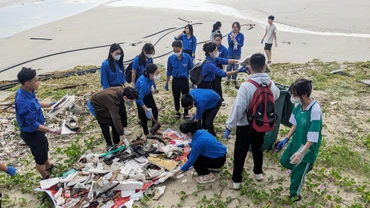 Đoàn viên, thanh niên dọn vệ sinh bãi biển.