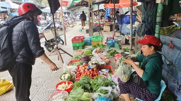 Rau tăng giá làm tiểu thương nhập ít hơn, người dân cũng không dám mua nhiều. 