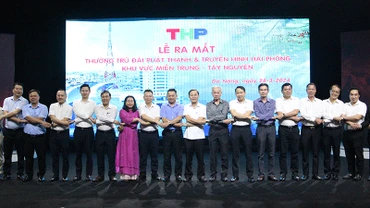 Đại diện các đơn vị, cơ quan báo chí chúc mừng THP ra mắt Thường trú Khu vực miền trung-Tây Nguyên.