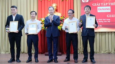Ủy viên Trung ương Đảng, Bí thư Thành ủy Đà Nẵng Nguyễn Văn Quảng trao giải A cho nhóm tác giả và 2 tập thể xuất sắc.